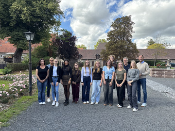 Michaela Caspar-Merle (FBL Kinder- und Jugendhilfe), Silke Kraft (pädagogische Sachgebietsleitung), Benjamin Döring (Sachgebietsleitung Personalmanagement) und Bürgermeister Holger Marx mit den neuen Azubis und Praktikanten (v.l.n.r.)