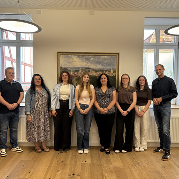 Benjamin Döring (Sachgebietsleitung Personalmanagement), Katrin Berndaner (Personalrat), Sara Gies (Ausbildungsleiterin) und Bürgermeister Holger Marx mit den neuen Azubis (v.l.n.r.)