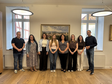 Benjamin Döring (Sachgebietsleitung Personalmanagement), Katrin Berndaner (Personalrat), Sara Gies (Ausbildungsleiterin) und Bürgermeister Holger Marx mit den neuen Azubis (v.l.n.r.)